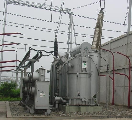 采用两台三绕组自耦变压器和两台三绕组变压器连接两种升高电压.